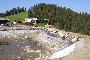 Baustelle an einem Speichersee.