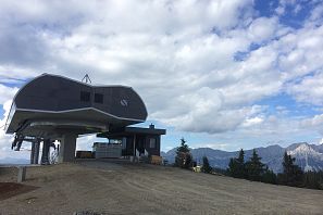 Neuer Sessellift am Berg.