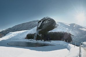 Hügel mit Gesicht und einem Wasserfall aus dem Mund in den Kristallwelten im WInter.