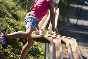 Mädchen wartet auf ihre Kugel bei der Kugelbahn im Alpinolino Westendorf.
