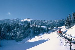 Winterlandschaft mit alter Standseilbahn am Hartkaiser