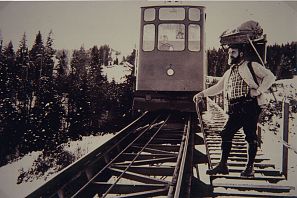 Altes Fotos von einem Herren in Lederhose, Wanderstock und Rucksack vor der alten Standseilbahn Hartkaiser im Jahr 1972