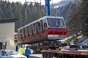Alte Standseilbahn wir von einem Kran aufgehoben
