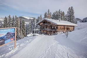 Verschneites altes Bauernhaus.