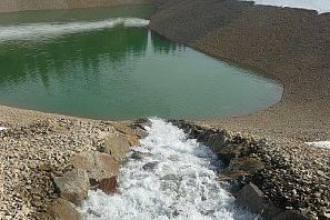 Speichersee Hohe Salve fast leer, Wasser rinnt in den See
