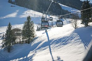 Auffahrt mit der Bergbahn Wilder Kaiser – Ellmau in die SkiWelt, mit Blick auf die verschneite Landschaft.