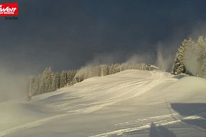 Schneekanonen beschneien eine Piste in der SkiWelt.