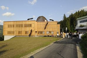 Haus mit riesen Ameisen an den Wänden.
