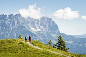 Wandern mit Aussicht auf die Berge.