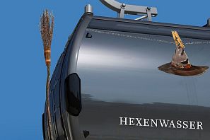 Ausschnitt einer der 10er Gondel Salvistabahn Söll im Sommer mit Hexenbesen an der Türe