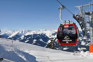Gondelbahn vor Bergkulisse.