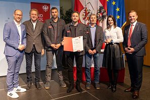 Gruppenfoto bei einer Verleihung.