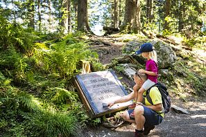 Vater und Tochter im Zauberwald.
