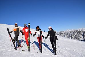 Vier Leute beim Posieren für ein Bild in Skikleidung
