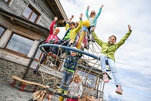 Kinder beim Spielen auf der Hohen Salve.