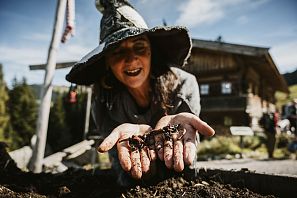 Hexe zeigt Insekten und Würmer.