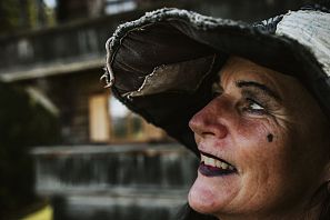 Hexe betrachtet den Regenwurm auf ihrem Hut.