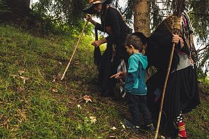 Hexen erforschen mit Kindern die Natur.