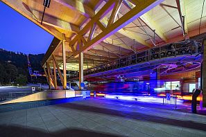 Neue Talstation Hexenwasser Gondelbahn mit Holz Elementen, Abends mit blauen Lichtern