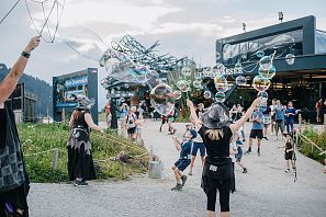 Hexen machen Seifenblasen im Hexenwasser.