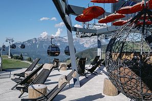 Terrase mit fliegenden Schirmen an der Decke im Rabennest.