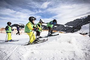 Kleinkinder lernen das Skifahren in Söll.