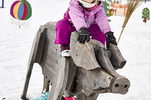 Holzschwein zum spielen für Kinder in der Skischule.