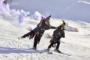Hexen machen Blödsinn auf der Piste.