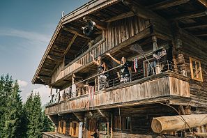 Altes Bauernhaus mit Hexen auf dem Balkon.