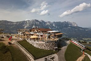 Das Bergrestaurant Kaiserlounge am Hartkaiser mit großzügiger Sonnenterrasse, Spielplatz, Bahnstation und atemberaubender Aussicht auf das Kaisergebirge