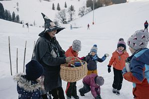Hexe mit Kindern im Winter im Hexenwasser.