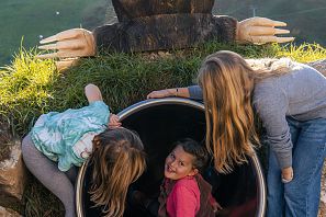 Kinder spielen und rutschen im Hexenwasser.