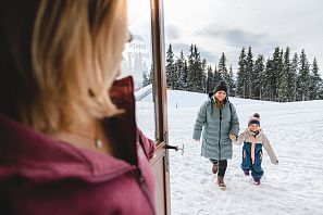 Mutter bringt Kind zur Kinderbetreuung.