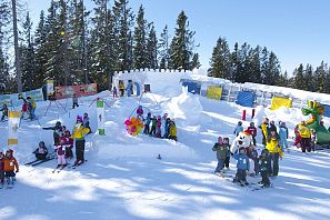 Gruppe von Kindern im Schnee.