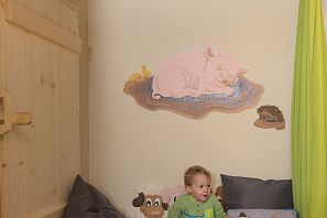 Kinder entspannen in einer kuscheligen Ecke.