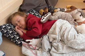 Kind am Schlafen in der Kinderbetreuung.