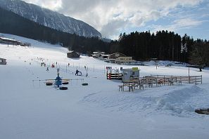 Schiübungsplatz in Schwoich mit Übungselementen wie kleine Torbogen als auch ein Karusell am Schnee