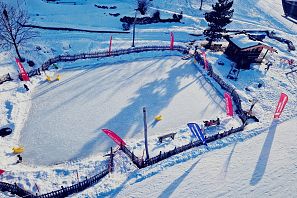 Eislaufplatz in Söll für Kinder.