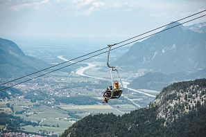 Frau im Einzelsessellift in Kufstein.