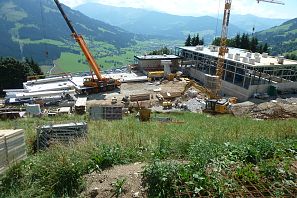 Kräne und Bagger an einer Baustelle.