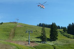 Helikopter bei Landung in der SkiWelt.