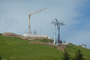 Bau eines neuen Gebäudes mit einem Kran.