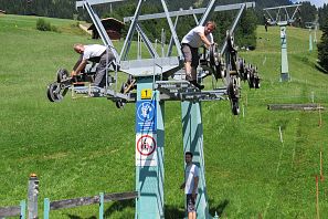 Einbau der Räder bei einer Liftstütze.