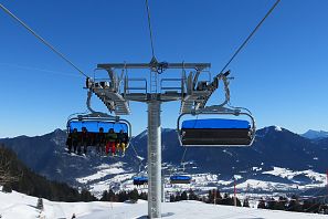 Neuer Sessellift mit blauem Himmel