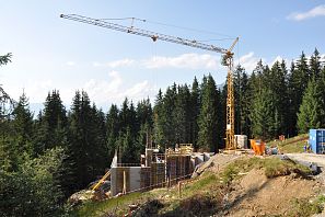 Bager an dem neuen Speichersee.