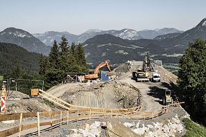 Bagger an der Baustelle des neuen Tunnels in Going.