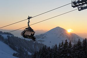 Sessellift bei Sonnenuntergang.