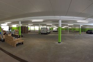 Tiefgarage mit grünen Säulen.