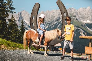 Kinder am reiten auf der Ponyalm in Going.
