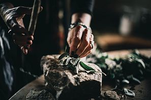 Hexe kocht mit Kräutern